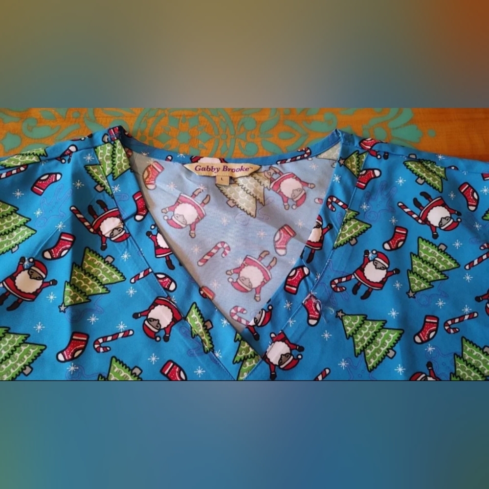 Women's Size L Scrub Top by Gabby Brooke Christmas Santa pattern NWT - Picture 4 of 4